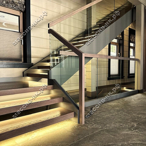 23-013 Лестница из дуба с ограждением из стекла с динамической подсветкой по дизайн проекту